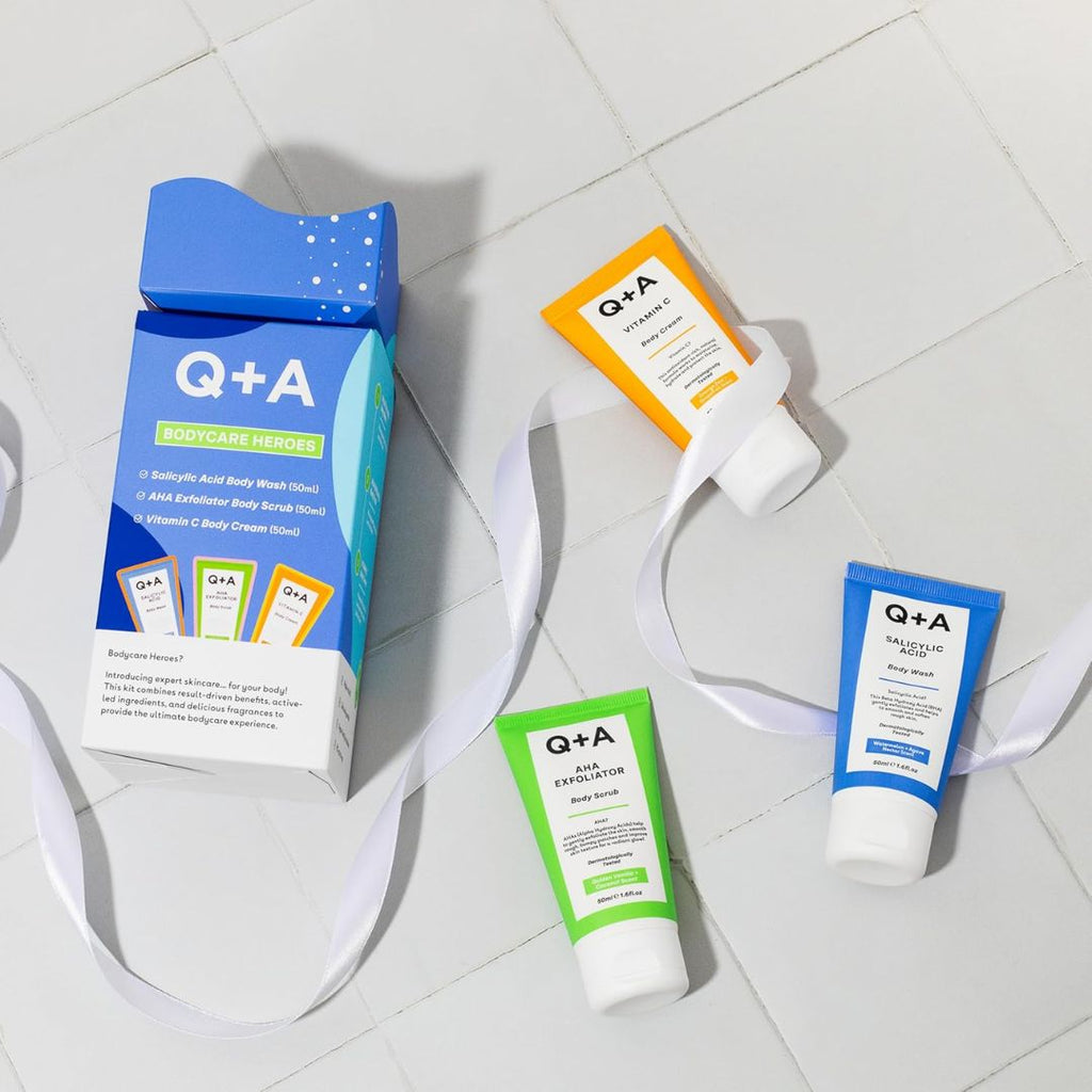 Q+A BODYCARE HEROES | TRAVEL-GIFT SET - Routine Skincare in 3 Fasi: Detergente Corpo , Scrub Esfoliante e Crema Corpo 50ml