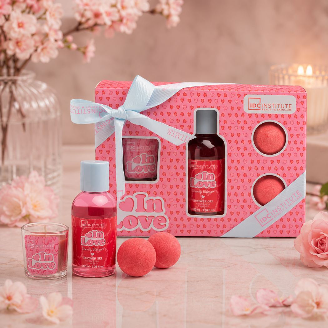 IDC INSTITUTE IN LOVE HOME SPA SET - Gel Doccia 100 ml + Candela Profumata in vetro + 2 × Bombe da Bagno Effervescenti 30 g ciascuna