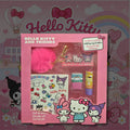 HELLO KITTY AND FRIENDS SET DI BELLEZZA - Rossetto 3,2g + Smalto per unghie da 4,5 ml + Portachiavi con maxi pompon rosa e charm Sanrio +  Foglio di tatuaggi temporanei assortiti
